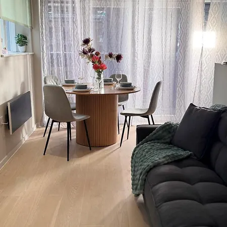 Apartment 2 Bedroom With Free Parking In Centre, By Eason - Ideal For Weekend Getaways & Business Travel