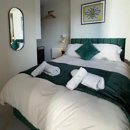Apartment 2 Bedroom With Free Parking In Centre, By Eason - Ideal For Weekend Getaways & Business Travel *