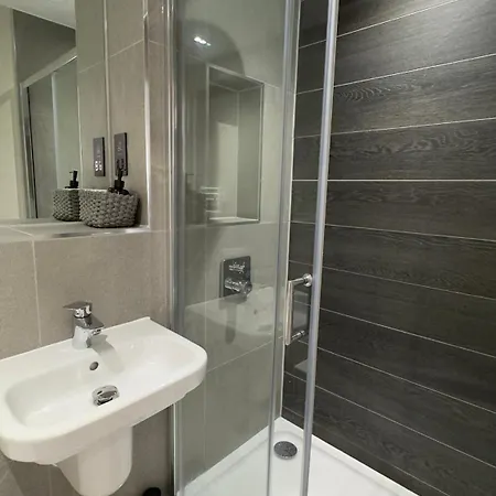 2 Bedroom With Free Parking In Centre, By Eason - Ideal For Weekend Getaways & Business Travel *