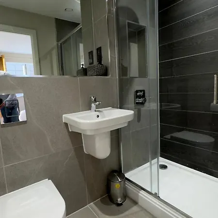 Apartment 2 Bedroom With Free Parking In Centre, By Eason - Ideal For Weekend Getaways & Business Travel *