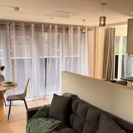 2 Bedroom With Free Parking In Centre, By Eason - Ideal For Weekend Getaways & Business Travel *
