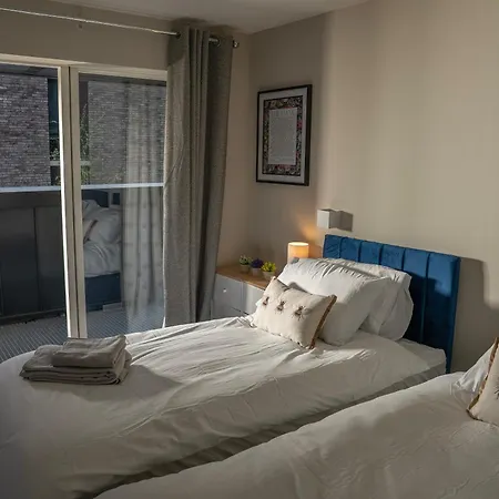 2 Bedroom With Free Parking In Centre, By Eason - Ideal For Weekend Getaways & Business Travel *