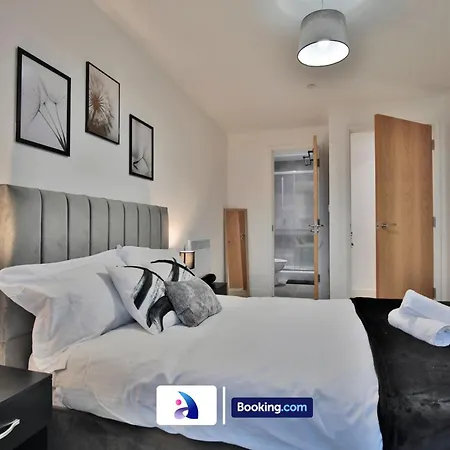 Modern 2 Bed, 2 Bath With Ensuite By Avalora Short Lets & Serviced Salford With Balcony, Near Tram Stop Salford Quays Apartment