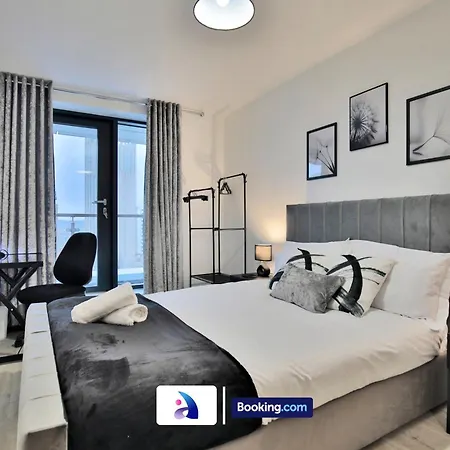 Modern 2 Bed, 2 Bath With Ensuite By Avalora Short Lets & Serviced Salford With Balcony, Near Tram Stop Salford Quays Apartment Manchester