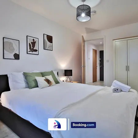 Modern 2 Bed, 2 Bath With Ensuite By Avalora Short Lets & Serviced Salford With Balcony, Near Tram Stop Salford Quays * Manchester
