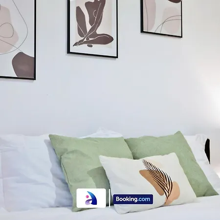 Apartment Modern 2 Bed, 2 Bath With Ensuite By Avalora Short Lets & Serviced Salford With Balcony, Near Tram Stop Salford Quays