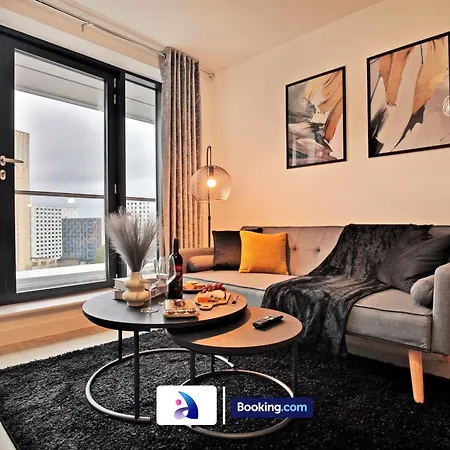 Modern 2 Bed, 2 Bath With Ensuite By Avalora Short Lets & Serviced Salford With Balcony, Near Tram Stop Salford Quays アパート マンチェスター
