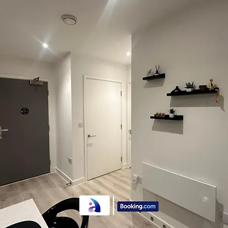 Spacious By Avalora Short Lets & Serviced Old Trafford With Free Wi-fi, Mcr Stadium, Sleeps 6