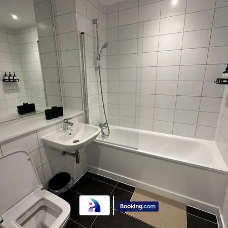 Spacious By Avalora Short Lets & Serviced Old Trafford With Free Wi-fi, Mcr Stadium, Sleeps 6 Apartment