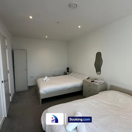 Spacious By Avalora Short Lets & Serviced Old Trafford With Free Wi-fi, Mcr Stadium, Sleeps 6 Daire *