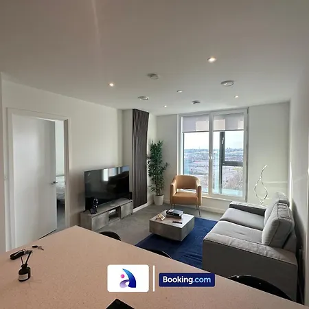 Daire Spacious By Avalora Short Lets & Serviced Old Trafford With Free Wi-fi, Mcr Stadium, Sleeps 6 Manchester