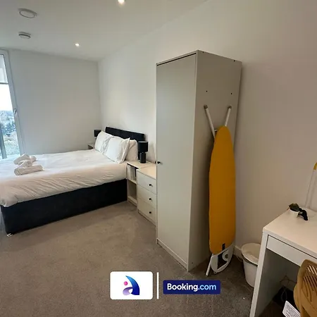 Spacious By Avalora Short Lets & Serviced Old Trafford With Free Wi-fi, Mcr Stadium, Sleeps 6 Apartmán *