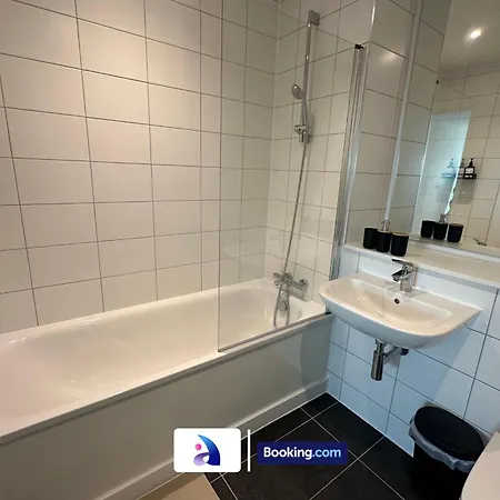 Apartment Spacious By Avalora Short Lets & Serviced Old Trafford With Free Wi-fi, Mcr Stadium, Sleeps 6 *