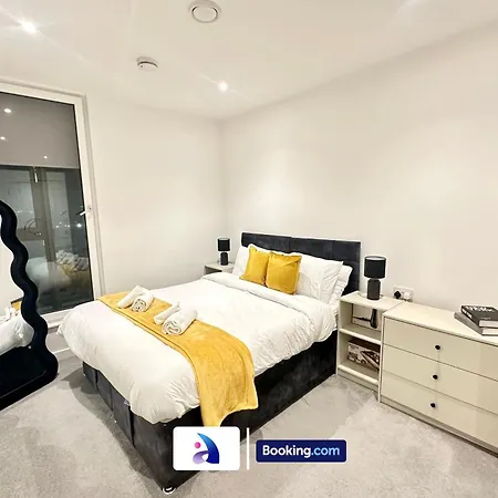 Spacious By Avalora Short Lets & Serviced Old Trafford With Free Wi-fi, Mcr Stadium, Sleeps 6 * Manchester