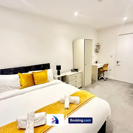 Spacious By Avalora Short Lets & Serviced Old Trafford With Free Wi-fi, Mcr Stadium, Sleeps 6