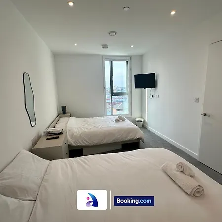 Spacious By Avalora Short Lets & Serviced Old Trafford With Free Wi-fi, Mcr Stadium, Sleeps 6 Daire *