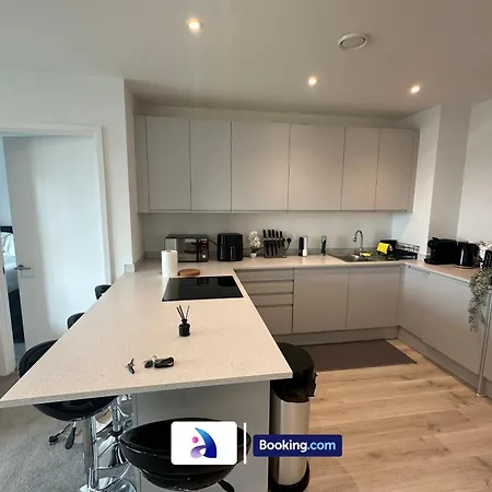 Daire Spacious By Avalora Short Lets & Serviced Old Trafford With Free Wi-fi, Mcr Stadium, Sleeps 6 *