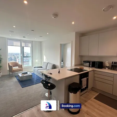 Spacious By Avalora Short Lets & Serviced Old Trafford With Free Wi-fi, Mcr Stadium, Sleeps 6 Daire Manchester