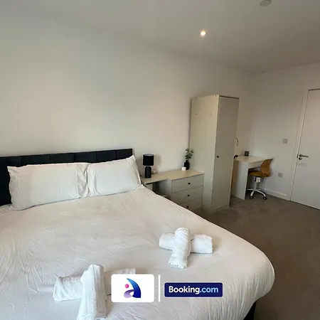 Spacious By Avalora Short Lets & Serviced Old Trafford With Free Wi-fi, Mcr Stadium, Sleeps 6 *