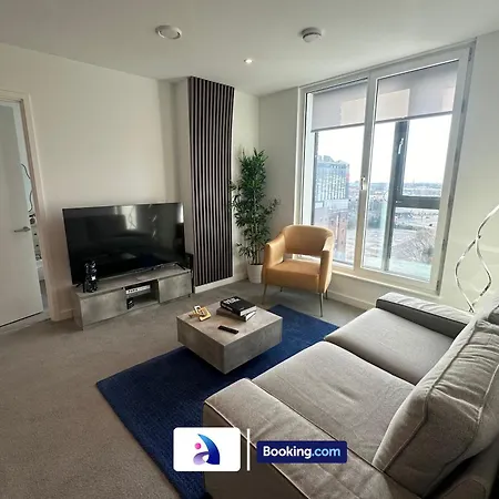 Spacious By Avalora Short Lets & Serviced Old Trafford With Free Wi-fi, Mcr Stadium, Sleeps 6 Manchester