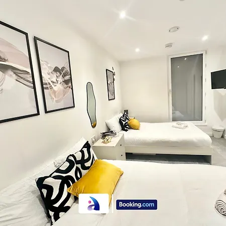 Spacious By Avalora Short Lets & Serviced Old Trafford With Free Wi-fi, Mcr Stadium, Sleeps 6 * Manchester