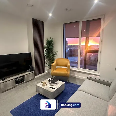 Spacious By Avalora Short Lets & Serviced Old Trafford With Free Wi-fi, Mcr Stadium, Sleeps 6