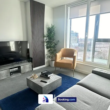 Spacious By Avalora Short Lets & Serviced Old Trafford With Free Wi-fi, Mcr Stadium, Sleeps 6 Daire