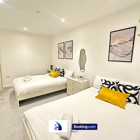 Spacious By Avalora Short Lets & Serviced Old Trafford With Free Wi-fi, Mcr Stadium, Sleeps 6 Daire *