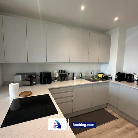 Daire Spacious By Avalora Short Lets & Serviced Old Trafford With Free Wi-fi, Mcr Stadium, Sleeps 6 *