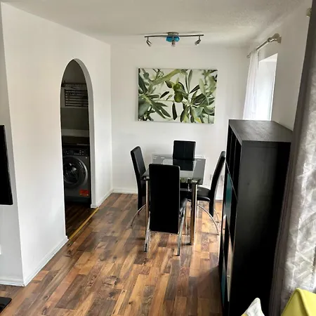 Modern Deluxe 2 Bed Heart Of