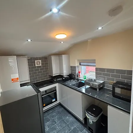 דירה 1 Bedroom Flat - Airport - 7 Mins To Man - Staycations & Business Stays! *