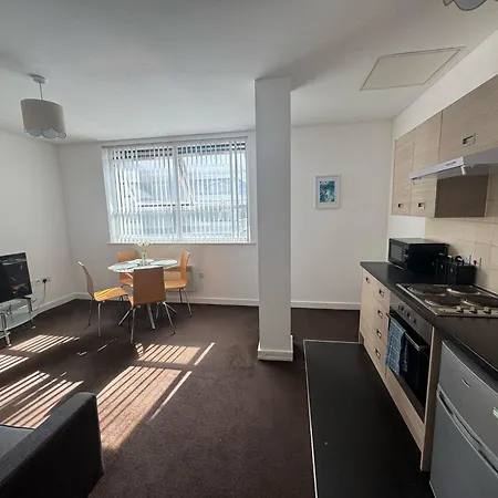 Chic Trafford Apartment, Private Underground Parking, Fast Wi-fi, Self Check-in Anytime, 5 Mins To Old Trafford Stadium * Manchester
