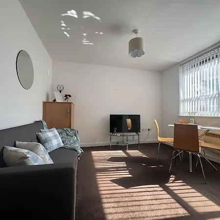 דירה Chic Trafford Apartment, Private Underground Parking, Fast Wi-fi, Self Check-in Anytime, 5 Mins To Old Trafford Stadium *