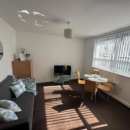 דירה Chic Trafford Apartment, Private Underground Parking, Fast Wi-fi, Self Check-in Anytime, 5 Mins To Old Trafford Stadium מנצ'סטר