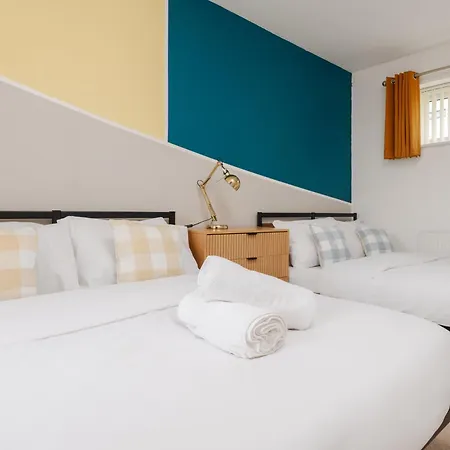 Spacious 4bd 3bt - Etihad - Coop - Pool Table - Free Parking Semesterbostad