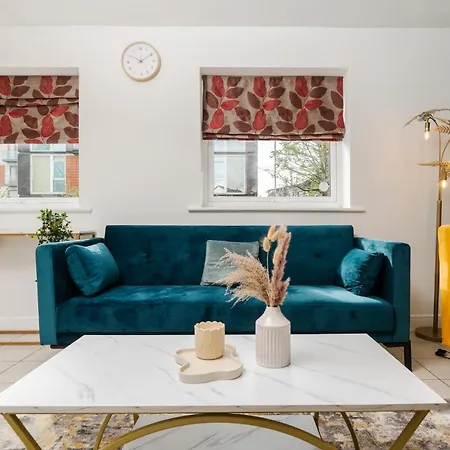 Semesterbostad Spacious 4bd 3bt - Etihad - Coop - Pool Table - Free Parking