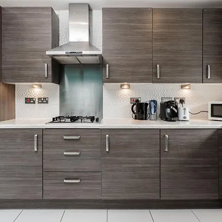 Spacious 4bd 3bt - Etihad - Coop - Pool Table - Free Parking Semesterbostad *