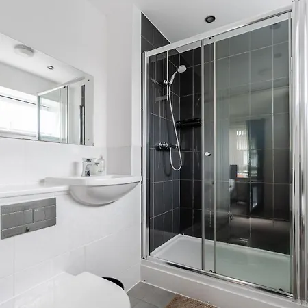 Spacious 4bd 3bt - Etihad - Coop - Pool Table - Free Parking Casa vacanze Manchester