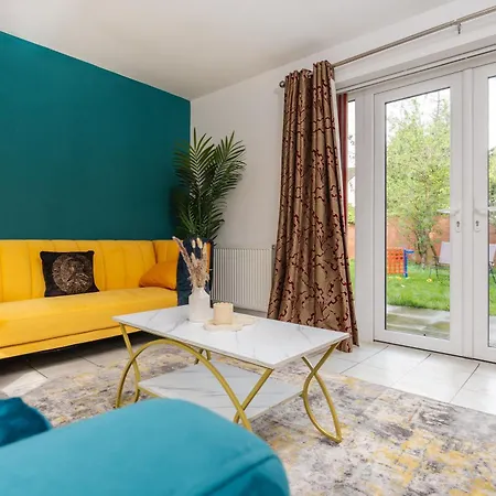 Semesterbostad Spacious 4bd 3bt - Etihad - Coop - Pool Table - Free Parking Manchester