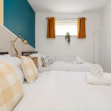 Spacious 4bd 3bt - Etihad - Coop - Pool Table - Free Parking Semesterbostad