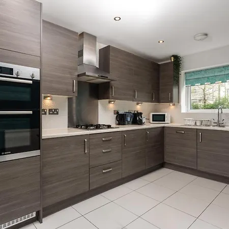 Semesterbostad Spacious 4bd 3bt - Etihad - Coop - Pool Table - Free Parking