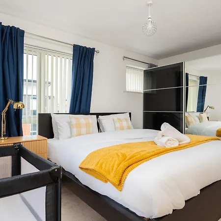 Semesterbostad Spacious 4bd 3bt - Etihad - Coop - Pool Table - Free Parking