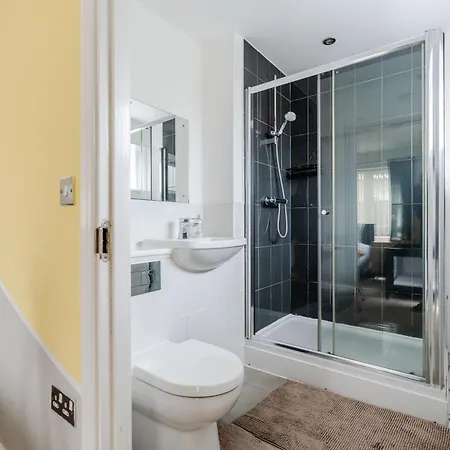 Holiday home Spacious 4bd 3bt - Etihad - Coop - Pool Table - Free Parking *