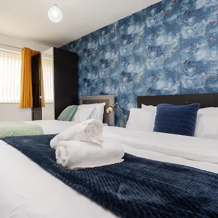 Semesterbostad Spacious 4bd 3bt - Etihad - Coop - Pool Table - Free Parking Manchester