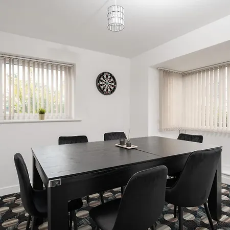 Spacious 4bd 3bt - Etihad - Coop - Pool Table - Free Parking * Manchester