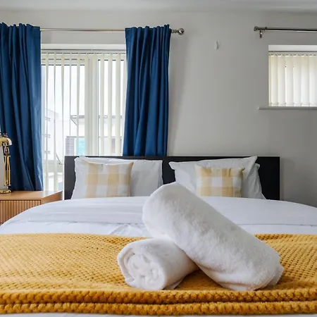 Spacious 4bd 3bt - Etihad - Coop - Pool Table - Free Parking Semesterbostad