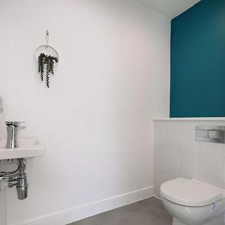 Semesterbostad Spacious 4bd 3bt - Etihad - Coop - Pool Table - Free Parking