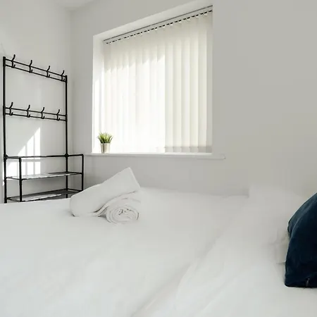 Spacious 4bd 3bt - Etihad - Coop - Pool Table - Free Parking Semesterbostad *