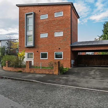 Semesterbostad Spacious 4bd 3bt - Etihad - Coop - Pool Table - Free Parking Manchester
