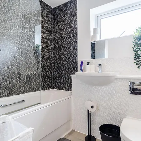 Spacious 4bd 3bt - Etihad - Coop - Pool Table - Free Parking *